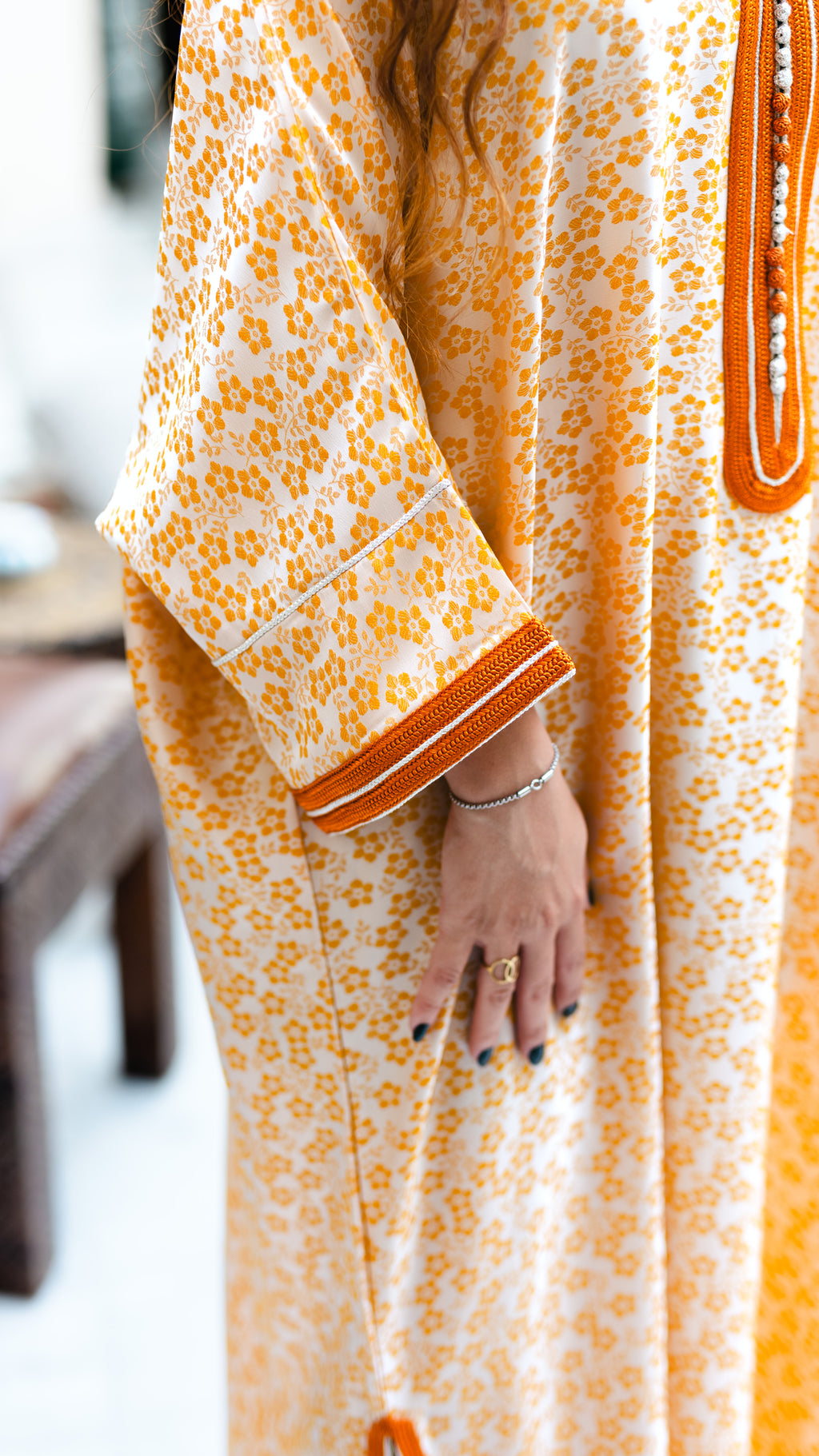 عباية مغربية عصرية – صفراء مشجرة بزهور ناعمة وسفيفة برتقالية