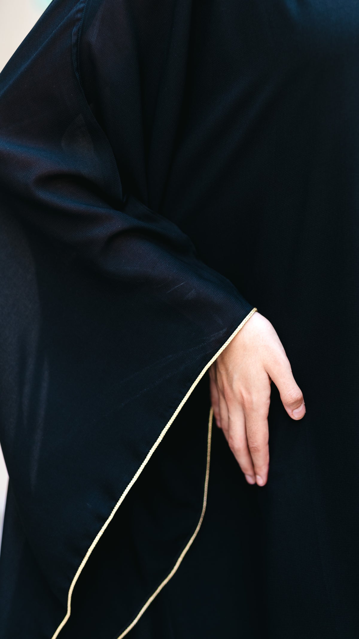 قفطان فراشة مغربي – أسود سادة بسفيفة ذهبية