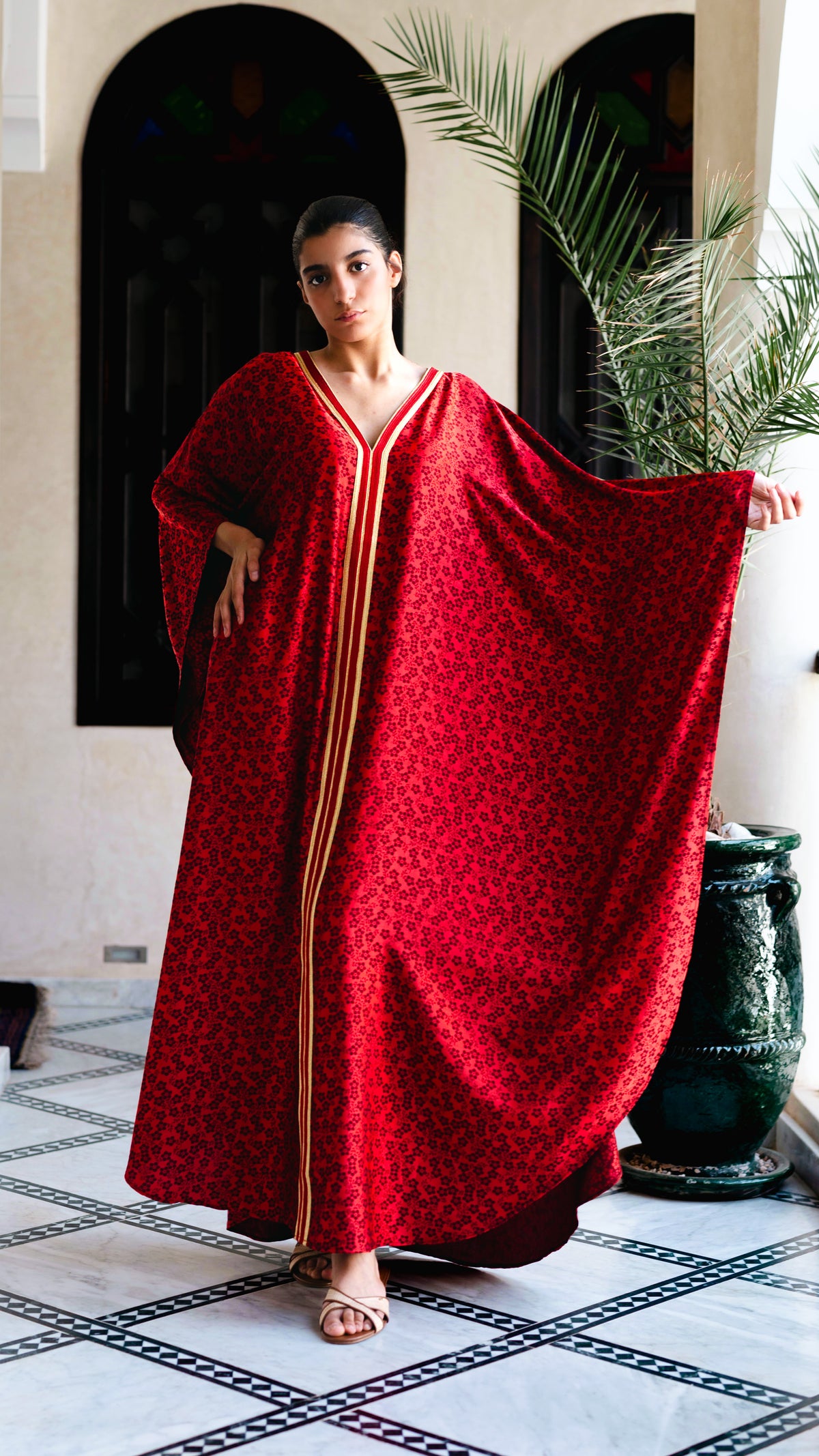 قفطان فراشة مغربي – أحمر عنابي بنقشات سوداء وسفيفة ذهبية