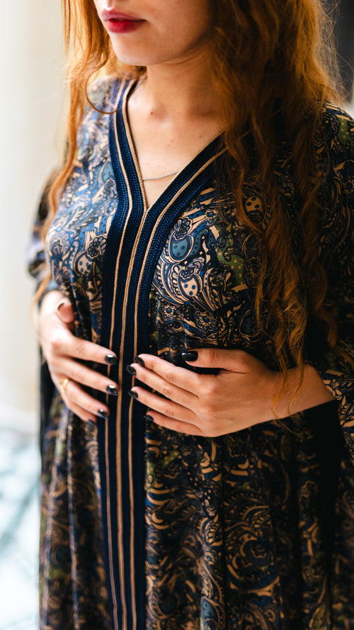 Caftan Papillon Marocain – Bleu Marine & Motifs Paisley Classiques
